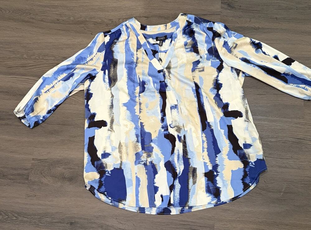 Jones New York Women’s Petite PXL Abstract Woven V-Neck 3/4 Sleeve Blouse
